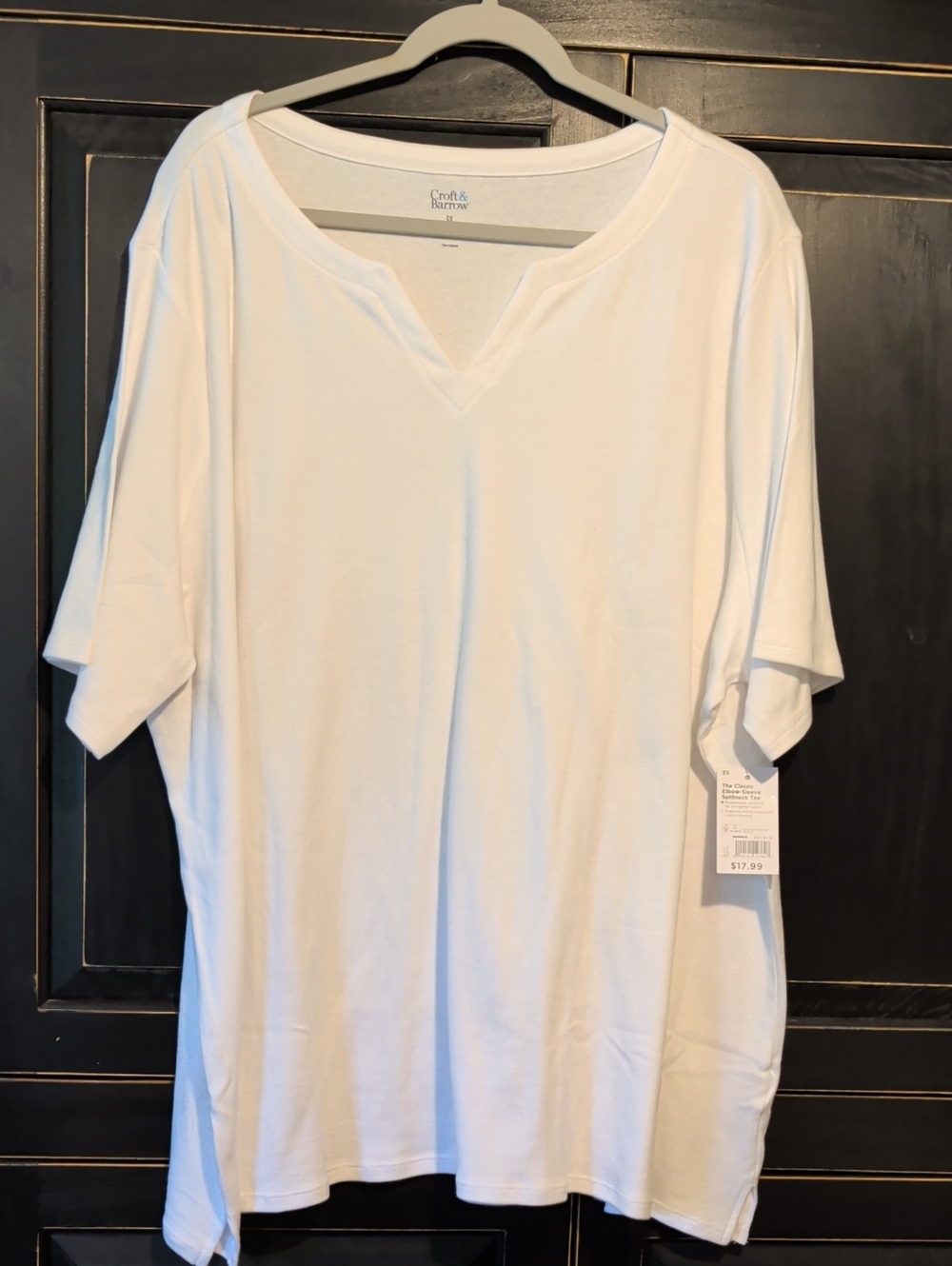 Croft & Barrow Men's White V-Neck Short Sleeve Shirt. NWT